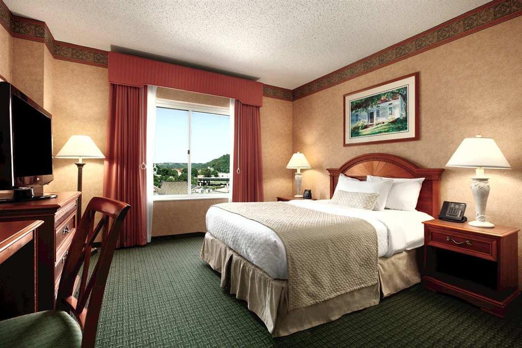 Embassy Suites Charleston Room photo